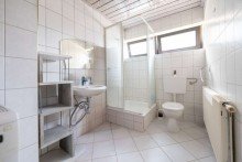 Tageslichtbad mit Dusche Betongold! Solides Wohn- und Gesch�ftshaus in Neustadt bei Coburg!