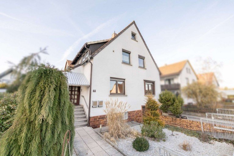 Ansicht Sonnefeld Haus Zwei- bis Dreifamilien- Wohnhaus in ruhiger Lage von Sonnefeld!