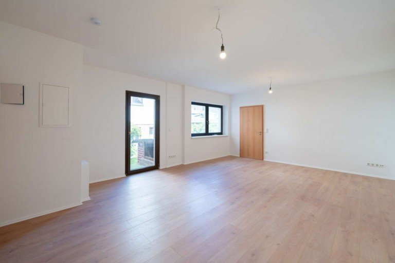 Gro�es Wohnzimmer Neustadt bei Coburg Erdgeschosswohnung Frisch renovierte 3-Zimmer-Wohnung - Neue W�rmepumpe (Hybrid) und Zugang zum Gemeinschaftsgarten!