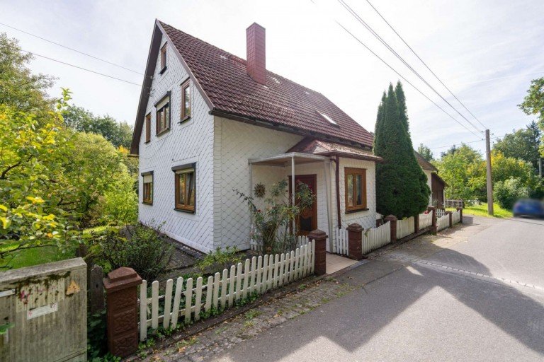 Au�enansicht Schleusingen Einfamilienhaus Gro�z�giges Einfamilienhaus mit Terrasse und zwei Garagen in Hinternah!