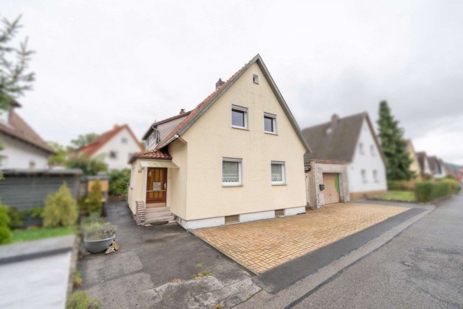 Parkpl�tze vor dem Haus Zweifamilienhaus Neustadt bei Coburg