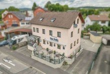Gepflegtes Anwesen GELEGENHEIT! - Gepflegtes Anwesen - Gastronomie + 2 Wohnungen + Garage und Carport + Stellpl�tze!