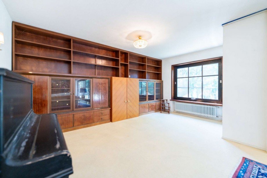 Bibliothek im Wohnzimmer Bungalow Neustadt bei Coburg