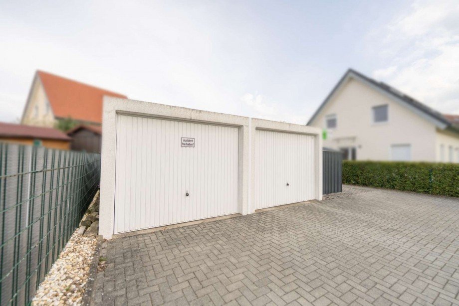 Die rechte Garage geh�rt zum Haus Doppelhaush�lfte Neustadt bei Coburg
