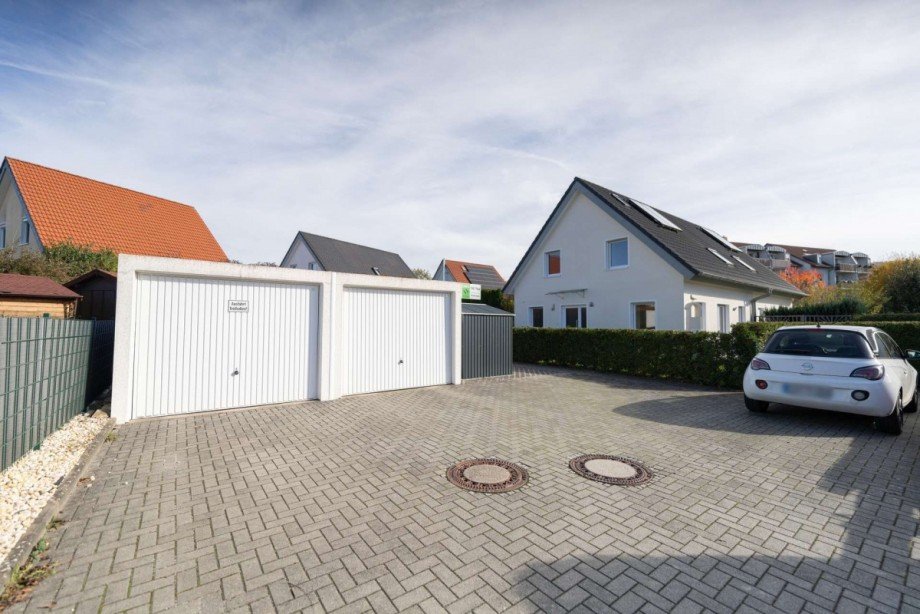 Eine Garage geh�rt zum Angebot Doppelhaush�lfte Neustadt bei Coburg