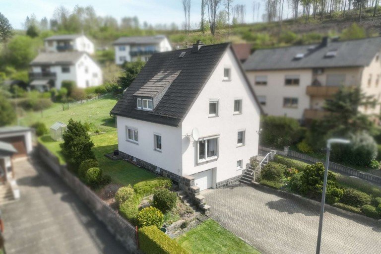 Ansicht Pressig OT F�rtschendorf Haus Vielseitig nutzbares Ein- bis Zweifamilienhaus mit Garten in ruhiger Lage von F�rtschendorf