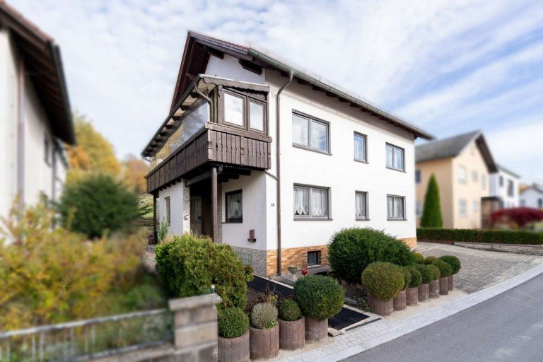 Hauptbild: Gro�es Wohnhaus in ruhiger Lage von Sonnefeld!