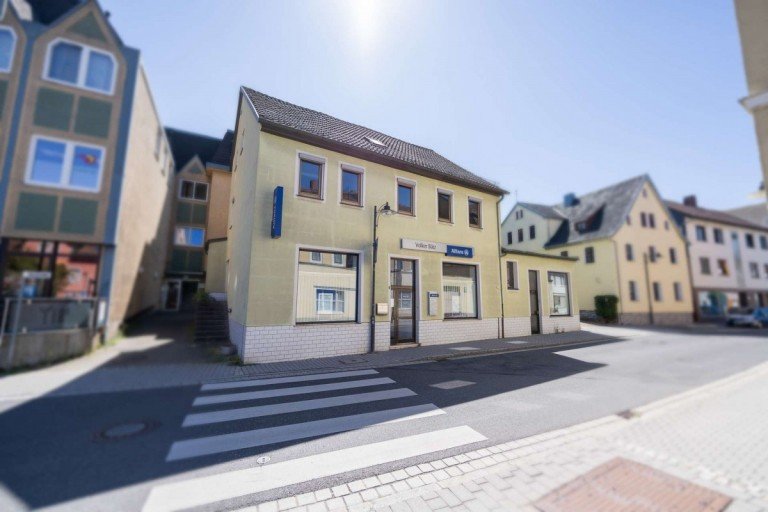 Au�enansicht Neustadt bei Coburg Mehrfamilienhaus Viel Haus zum kleinen Preis! Gasheizung 2020 NEU! Gro�e Wohnung im Obergeschoss B�ro im Erdgeschoss