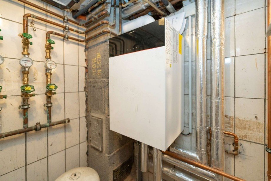 Neuwertige Heizungstherme Wohn- / Gesch�ftshaus R�dental