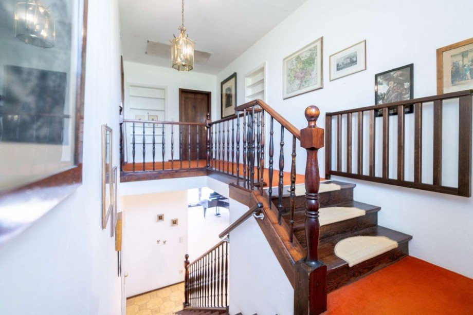 Gro�z�giger Treppenaufgang Bungalow Neustadt bei Coburg