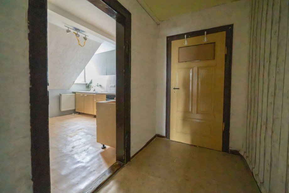 Wohnungsflur mit Blick zur K�che DG rechts Mehrfamilienhaus Eisfeld