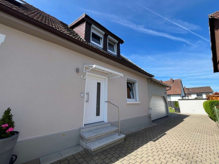 Hauptbild: Frisch renovierte Doppelhaush�lfte mit neuer Einbauk�che und kleinem Garten!