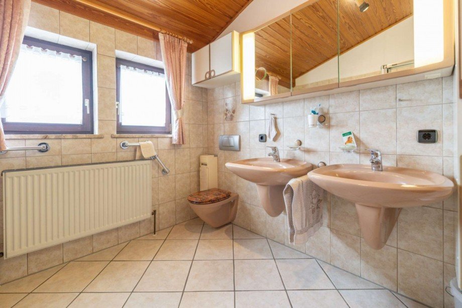 Gro�es Badezimmer im Obergeschoss Einfamilienhaus R�dental
