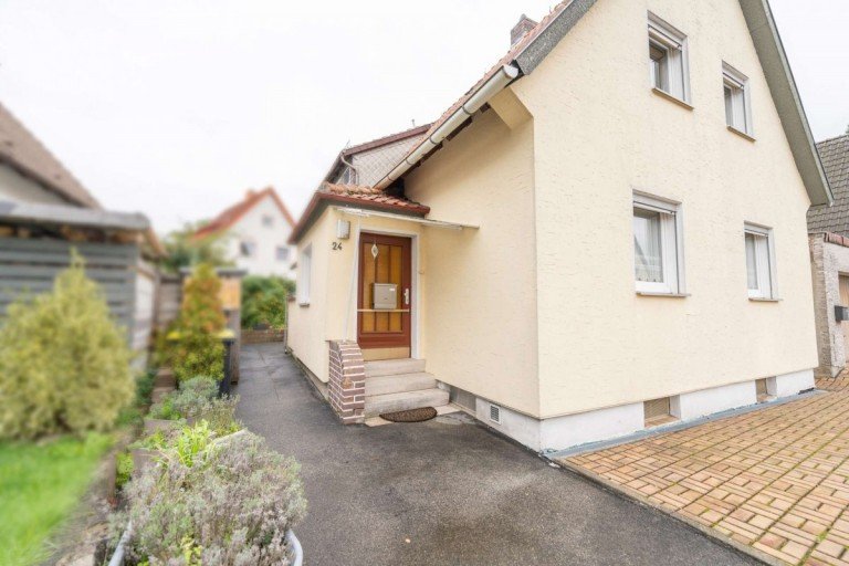Hauseingang vorderes Haus Neustadt bei Coburg Zweifamilienhaus *Beliebte und ruhige Wohnlage in Neustadt!* Ein- bis Zweifamilienhaus mit Garage und kleinem Garten!