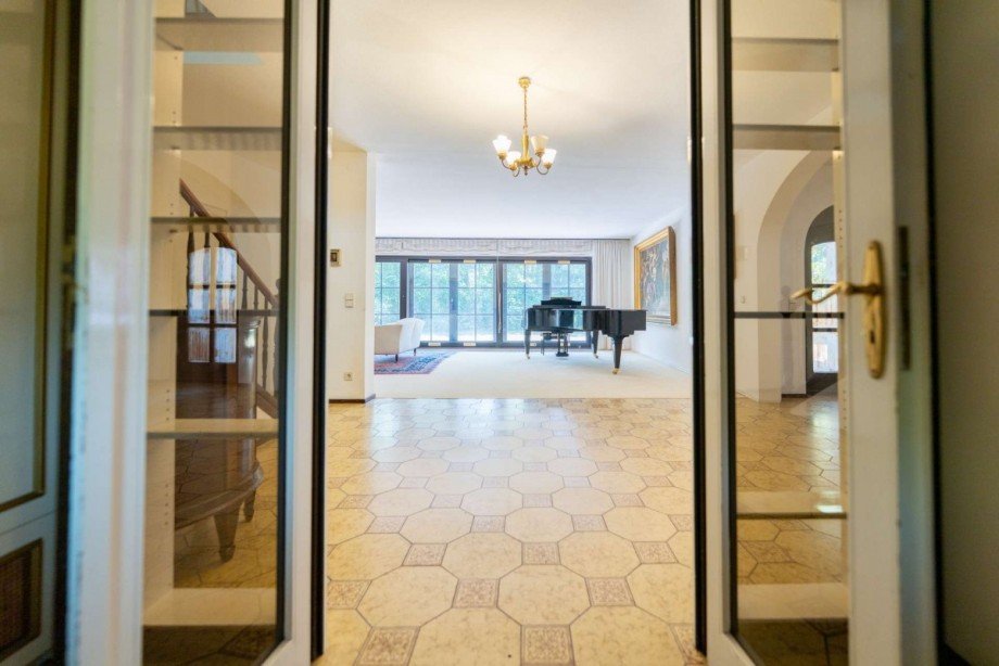 Willkommen! Blick vom Eingang in den Wohnbereich. Bungalow Neustadt bei Coburg
