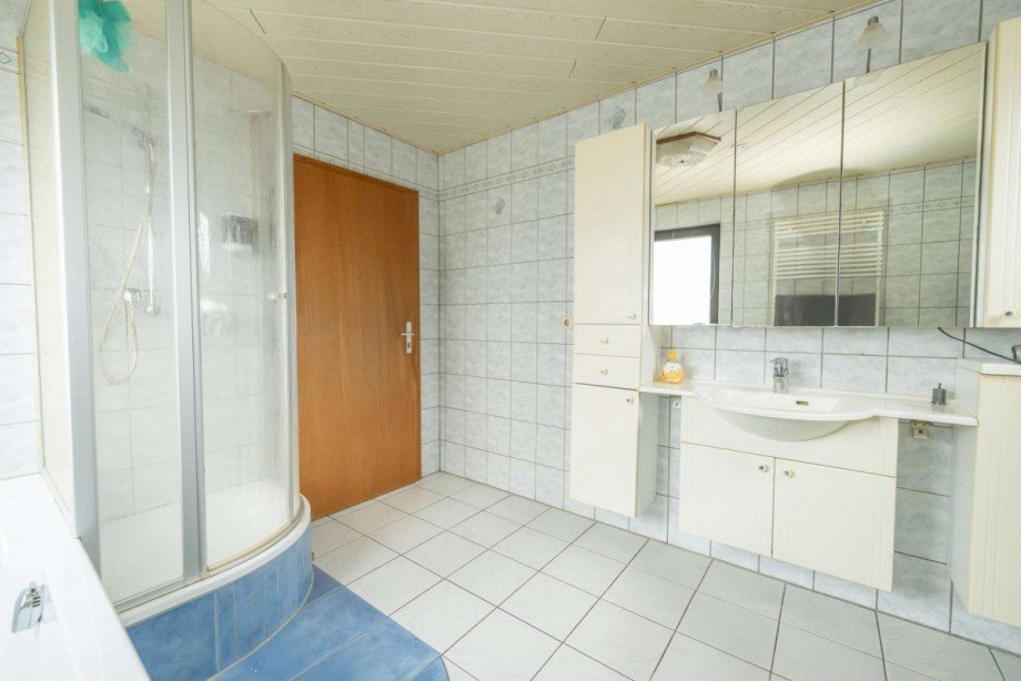 Bad mit Wanne und Dusche Obergeschoss Wohn- / Gesch�ftshaus R�dental