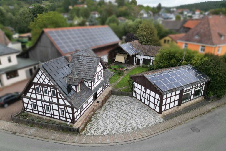 Anwesen mit mehreren Geb�uden Weitramsdorf Einfamilienhaus Gem�tliches Fachwerkhaus - 1989 neu aufgebaut! Plus Bungalow Wohnen/ B�ro/ Praxis? + Garten +Scheune