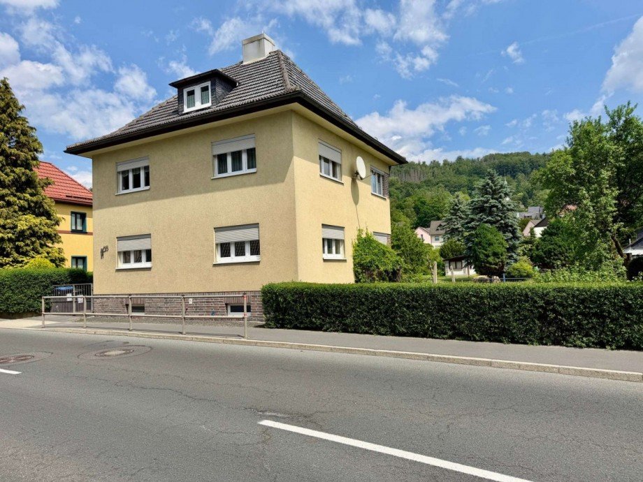 Au�enansicht mit Hecke zum Garten Einfamilienhaus Sonneberg