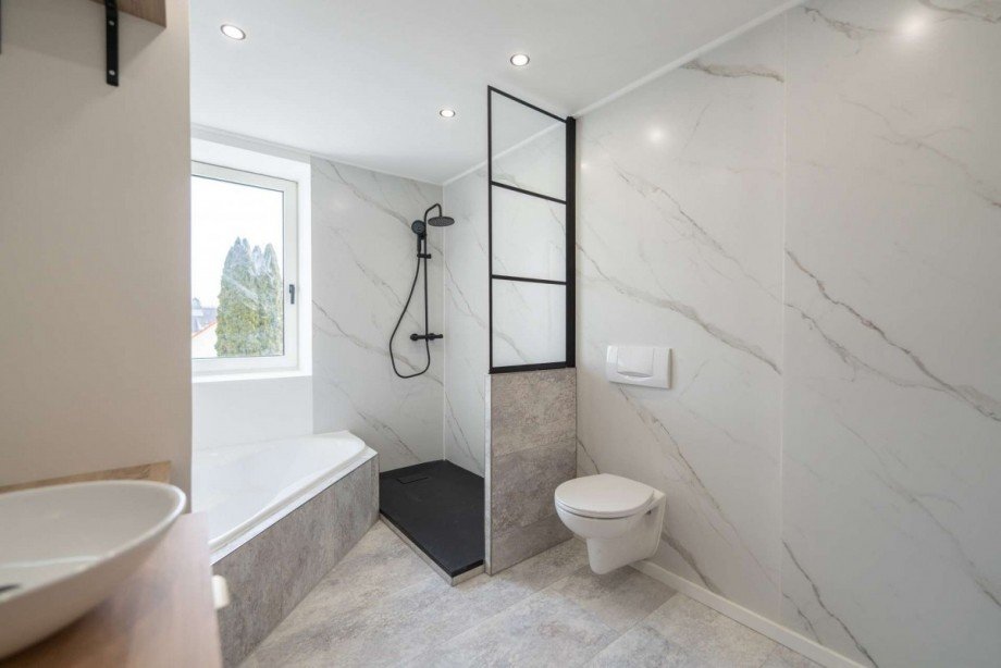 Tageslichtbad mit Wanne und Dusche Etagenwohnung Lichtenfels