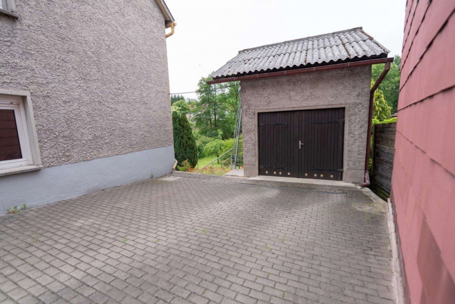Einfahrt mit Garage Einfamilienhaus Schalkau