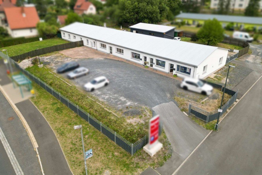 Luftbild Parkfl�che und Geb�ude Wohn- / Gesch�ftshaus Eisfeld