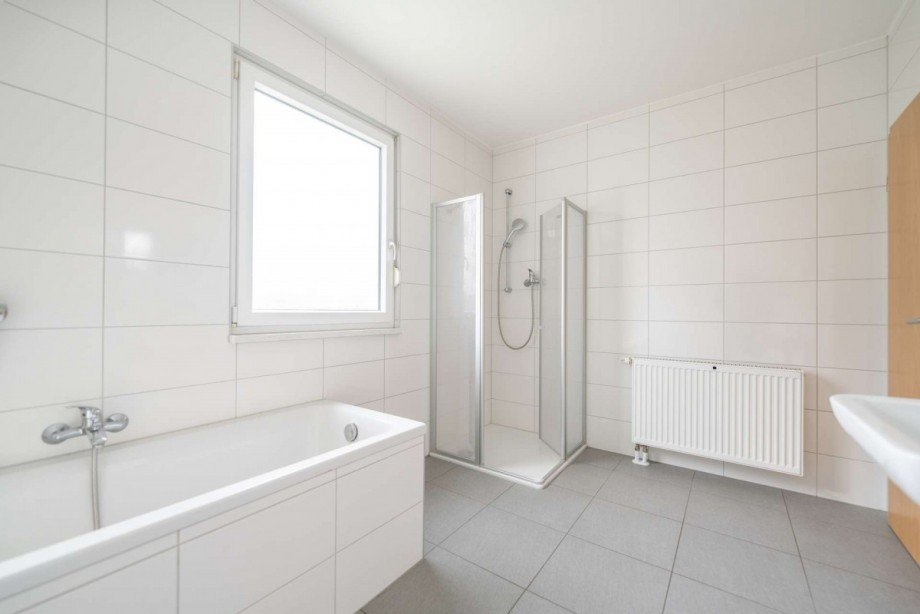 Bad mit Wanne und Dusche Doppelhaush�lfte Neustadt bei Coburg